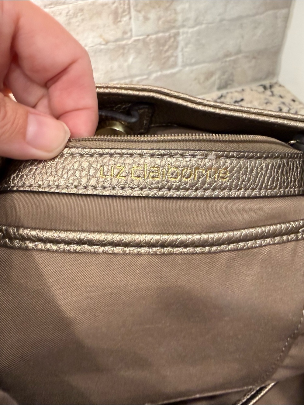 Liz Claiborne EUC Gold Pebbled Leather Shoulder Bag w/Stud Accents - Picture 6 of 7